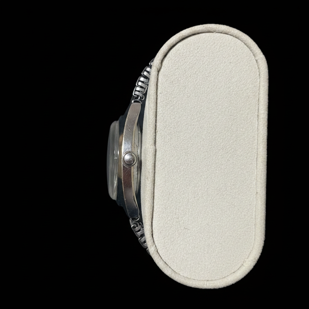 Roamer Superking - Side profile with flex bracelet on black background