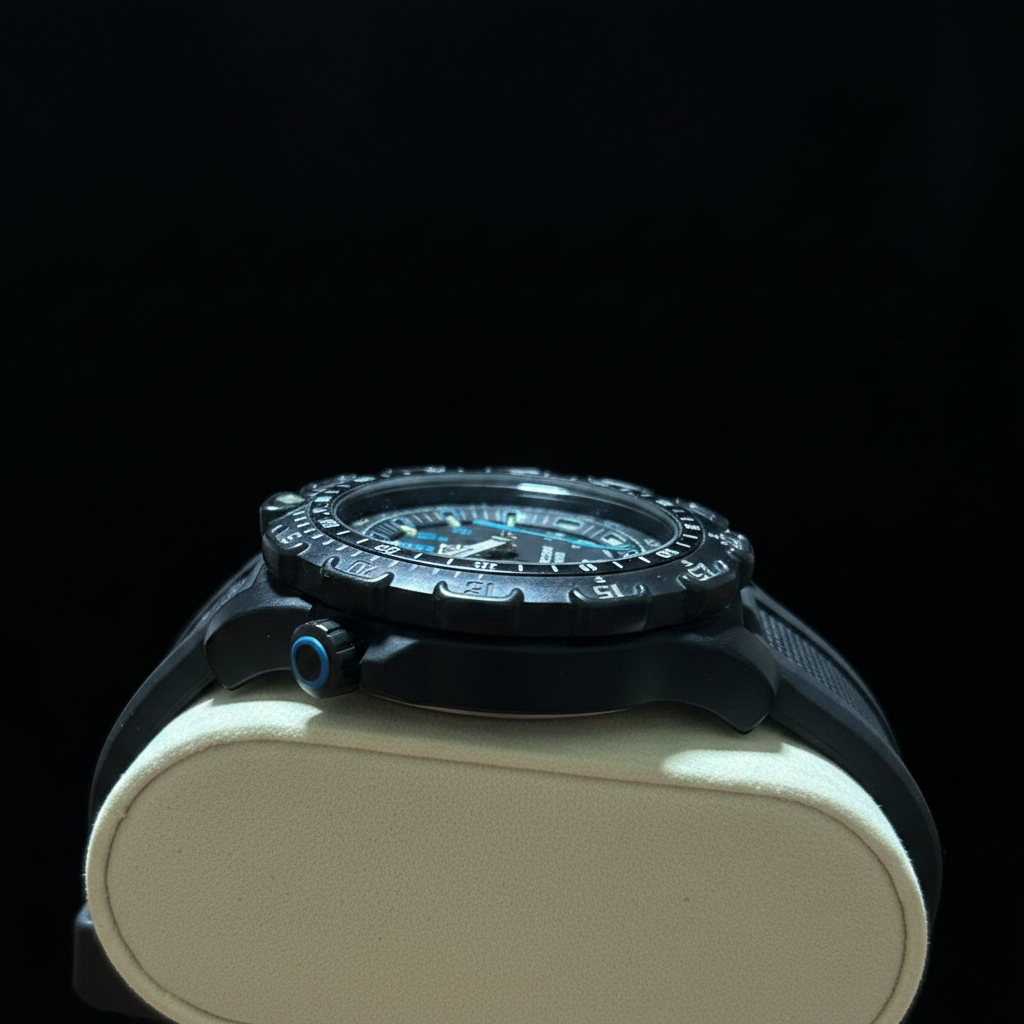 Luminox Recon - Side